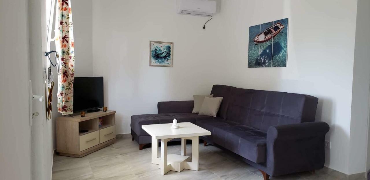 Apartmani Suncokreti - Sunflower Apartments Bar Exterior photo